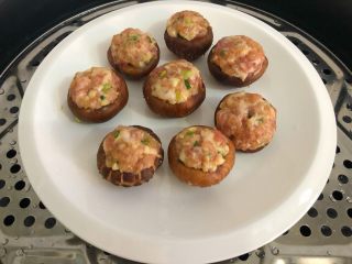 16、香菇酿肉,放入蒸锅，水开蒸12分钟