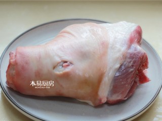 1、冰糖肘子,肘子处理干净，洗净备用。