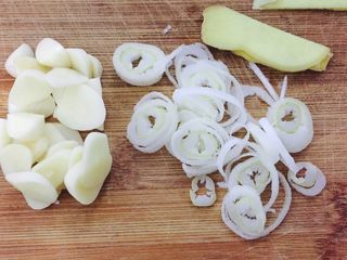 3、蒸菜不油腻——清蒸秋葵,葱切圈，葱白或葱绿均可