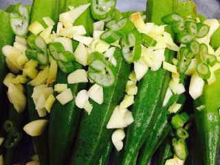 10、蒸菜不油腻——清蒸秋葵,最上面撒上葱花