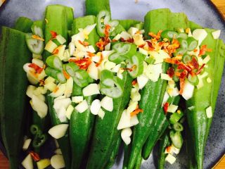 12、蒸菜不油腻——清蒸秋葵,然后撒少许干辣椒碎