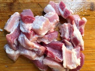 4、珍珠丸子,五花肉去皮切成块