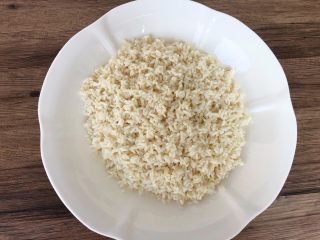 9、珍珠丸子,糯米泡好沥水待用