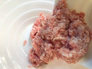 10、珍珠丸子,把肉末倒入大碗里