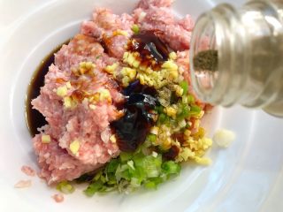 15、珍珠丸子,放入1g胡椒粉