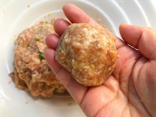 23、珍珠丸子,抓一块肉末，把它搓圆
