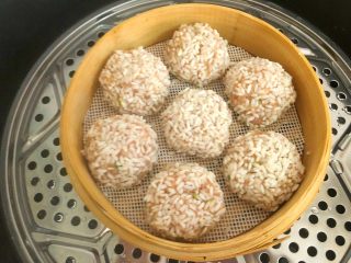 25、珍珠丸子,全部弄好放入蒸笼，水开蒸20分钟，关火焖10分钟