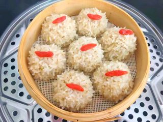 27、珍珠丸子,每个丸子上都放入一颗枸杞点缀