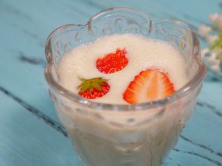 10、香蕉奶昔,将草莓切几刀，浮在泡沫层。