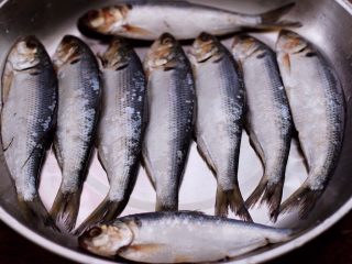 5、干炸海鲫鱼,把洗净的海鲫鱼，沥干水分后放到盘子里。