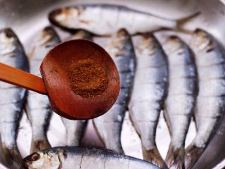 8、干炸海鲫鱼,再加入花椒粉。