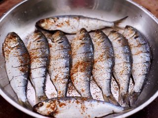 10、干炸海鲫鱼,把所有的调料都加好以后。