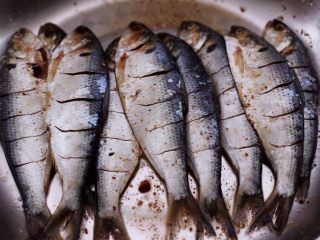 11、干炸海鲫鱼,用筷子搅拌均匀后，腌制半个小时。