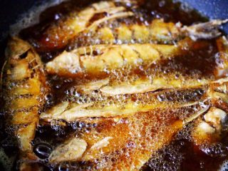 14、干炸海鲫鱼,依次放入所有的海鲫鱼，大火定型后。