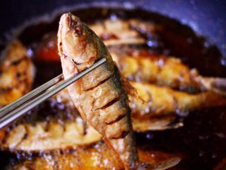 15、干炸海鲫鱼,小火炸至两面金黄色的时候。