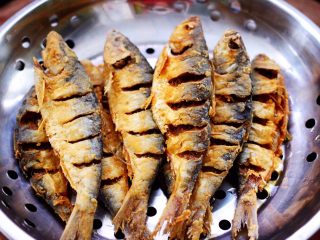 16、干炸海鲫鱼,捞出沥干油份即可。