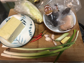 1、海参烧豆腐➕海参娃娃菜烧豆腐,食材合照：即食海参三根，五花肉一块120g，卤水豆腐一块约250g，娃娃菜一小颗，蒜苗三根，小米辣两个，蒜四瓣，葱白一段，姜一块，小葱一根