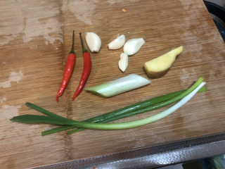 2、海参烧豆腐➕海参娃娃菜烧豆腐,小米辣清洗，蒜剥皮，葱白小葱清洗，姜搓洗干净