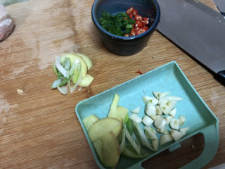 3、海参烧豆腐➕海参娃娃菜烧豆腐,姜切片，葱白切斜段，蒜切粒，小葱切末，小米辣切圈