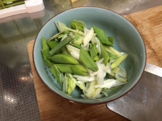 8、海参烧豆腐➕海参娃娃菜烧豆腐,用刀背拍一拍，斜刀切段