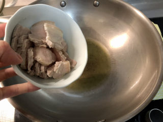 19、海参烧豆腐➕海参娃娃菜烧豆腐,热锅冷油，下五花肉，小火煸炒出油脂