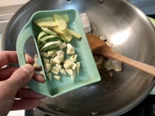 20、海参烧豆腐➕海参娃娃菜烧豆腐,下蒜粒葱段姜片小火煸香