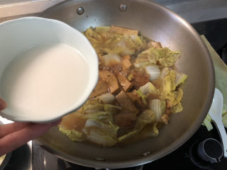 33、海参烧豆腐➕海参娃娃菜烧豆腐,淋两汤匙水淀粉，转中大火收汁