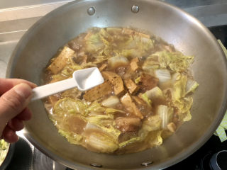 34、海参烧豆腐➕海参娃娃菜烧豆腐,收汁到汤汁浓郁，尝下咸淡，如果觉得淡可以根据个人口味添加少许食盐