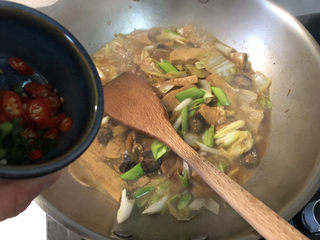 36、海参烧豆腐➕海参娃娃菜烧豆腐,撒上小米辣，翻炒均匀，关火