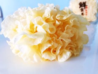 1、银耳拌黄瓜,像花儿一样的新鲜银耳。