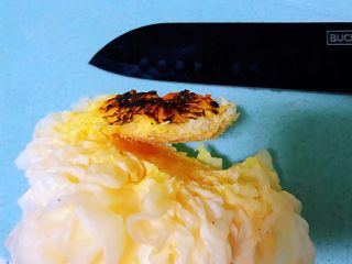 3、银耳拌黄瓜,去掉根部的蒂，看上去有点深黄黄的部分，拿刀一切就掉了，很容易取下来。