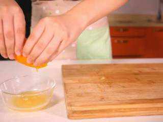 2、法式香橙煎鸭胸 , 橙子对半切开,挤出橙汁。