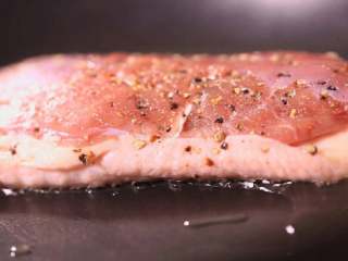 5、法式香橙煎鸭胸 ,中火烧热锅中的油,放入鸭胸,带皮面朝下,煎1~2分钟至两面上色。