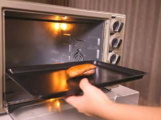 7、法式香橙煎鸭胸 , 将煎好的鸭胸肉放入已预热的烤箱中,以200℃的温度烤约10分钟熟透。