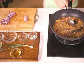 10、法式香橙煎鸭胸 , 再加入蜂蜜、盐和黑胡椒碎,拌匀,转小火煮至汤汁变稠。