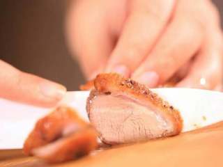 11、法式香橙煎鸭胸 ,取出烤好的鸭胸肉,切成片,摆入盘中。