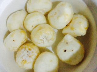 2、马蹄雪梨汤,马蹄去皮