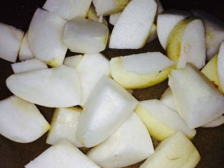 3、马蹄雪梨汤,梨洗净去核切块