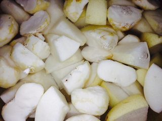 4、马蹄雪梨汤,马蹄对半切开同雪梨一同放入砂锅，加足量清水