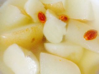 5、马蹄雪梨汤,大火煮开转中小火焖煮20分钟加冰糖枸杞再煮10分钟即可