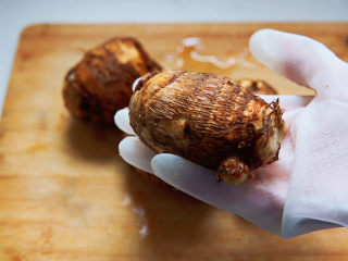 1、红烧芋头,芋头的选择，选圆滚滚的芋头。