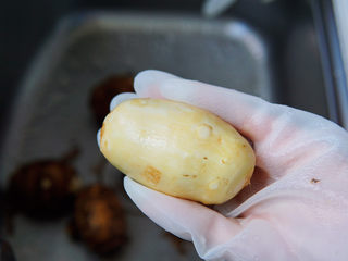 2、红烧芋头,去皮，冲洗干净。