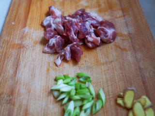 3、红烧芋头,小葱切小圈，姜切片，肉切小麻将块。