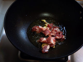 5、红烧芋头,放入肉块翻炒变色。