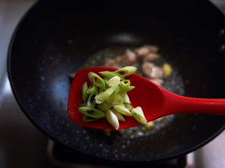 6、红烧芋头,放入葱圈炒出香味。