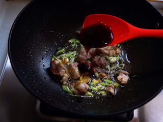 7、红烧芋头,加入蚝油提鲜增香。