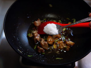 8、红烧芋头,加入白糖提鲜增香，红烧菜不能缺的调味料。