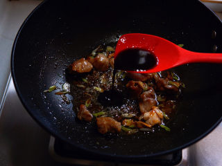 9、红烧芋头,加入生抽，调味。