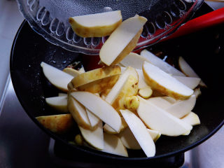 11、红烧芋头,加入芋头块。