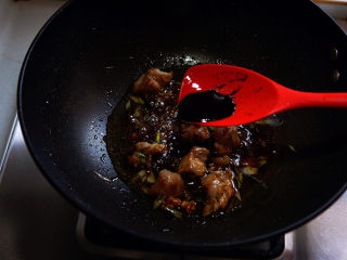 10、红烧芋头,老抽调色。